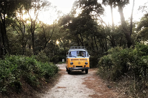 Photo d'un van amnag sur un emplacement au camping la Sousta