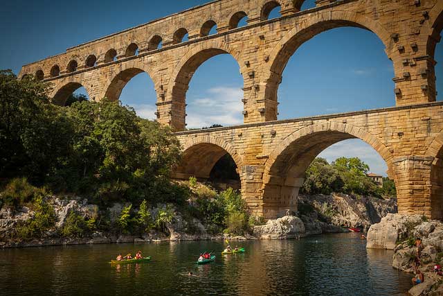Photo du Pont du Gard et de canoës sur la rivière